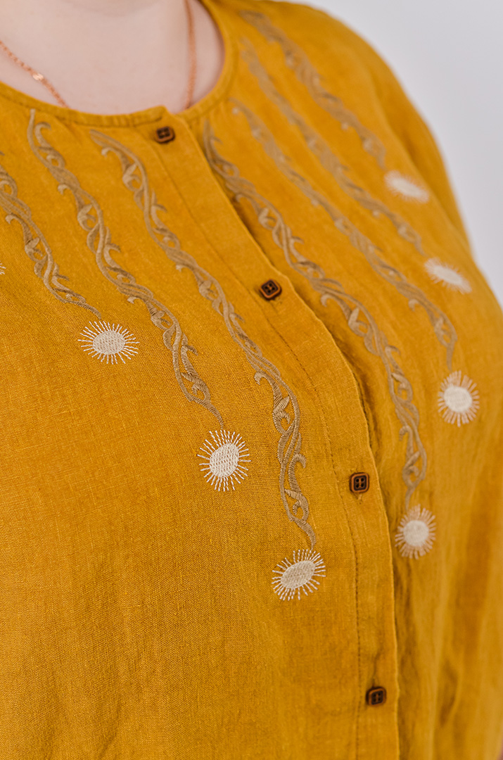 Блуза з декоративною вишивкою та на ґудзиках великих розмірів