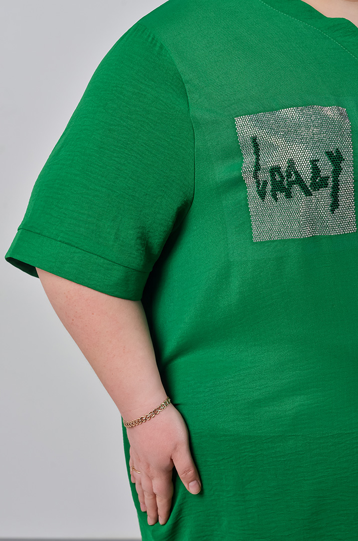 Блуза з фактурної жатої тканини та зі стразами великих розмірів