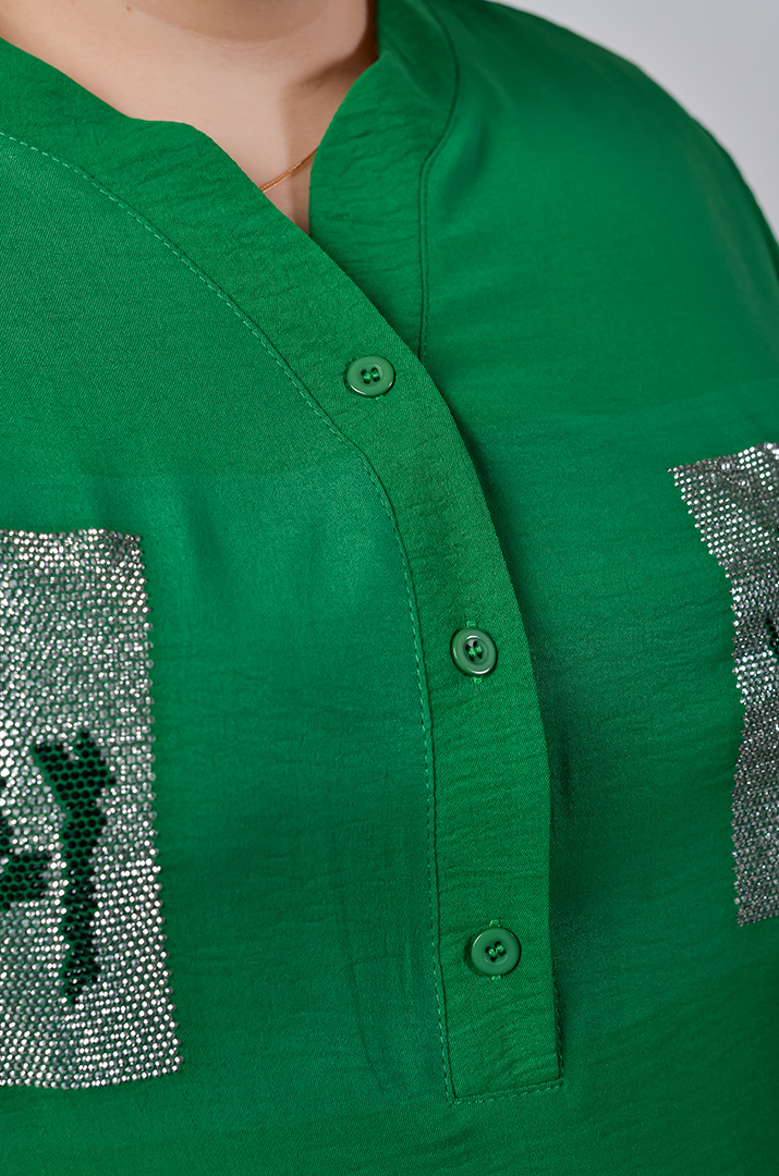 Блуза з фактурної жатої тканини та зі стразами великих розмірів