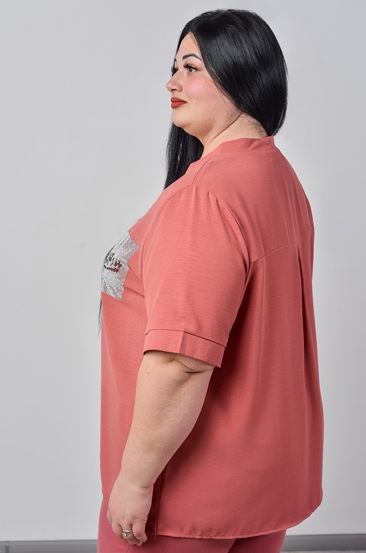 Блуза з фактурної жатої тканини та зі стразами великих розмірів