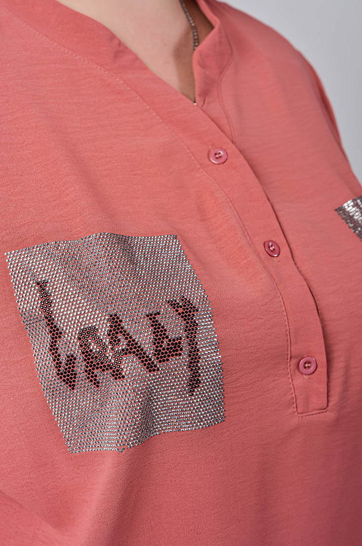 Блуза з фактурної жатої тканини та зі стразами великих розмірів