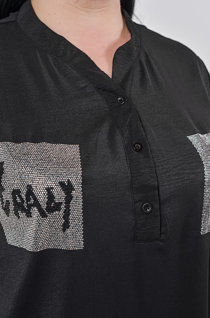 Блуза з фактурної жатої тканини та зі стразами великих розмірів