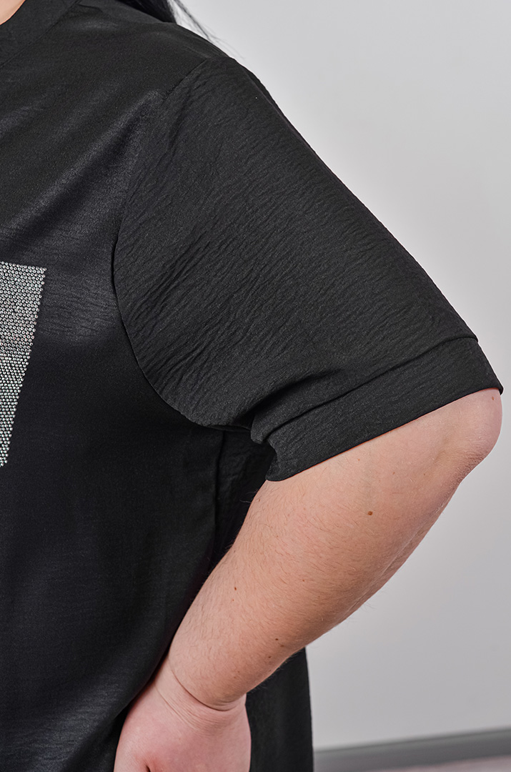 Блуза з фактурної жатої тканини та зі стразами великих розмірів