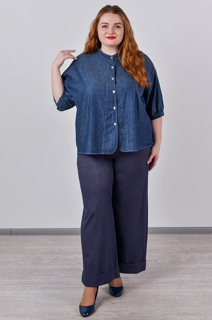 Блуза в синьому кольорі з декоративним принтом великих розмірів