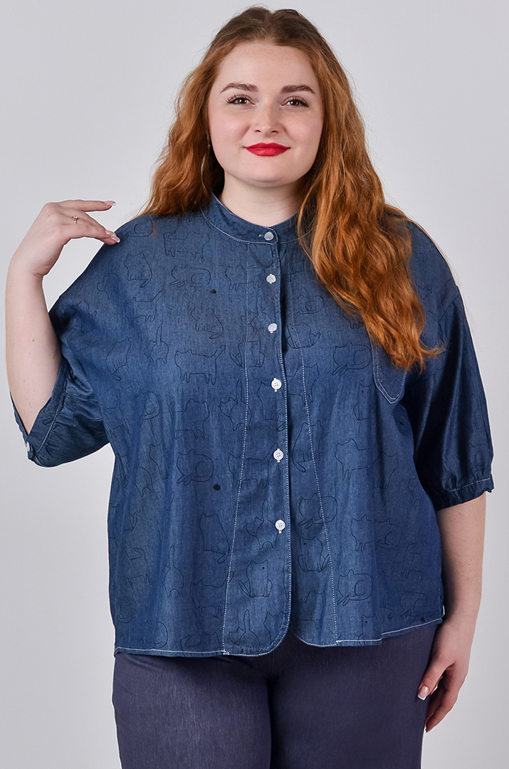 Блуза в синьому кольорі з декоративним принтом великих розмірів