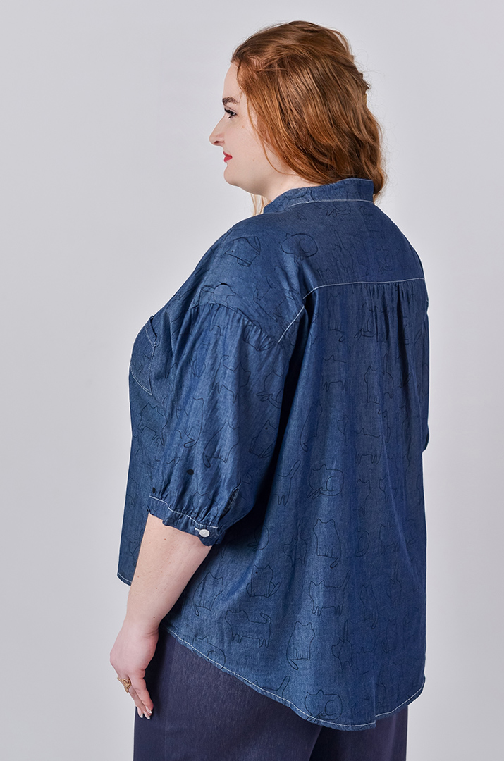 Блуза в синьому кольорі з декоративним принтом великих розмірів