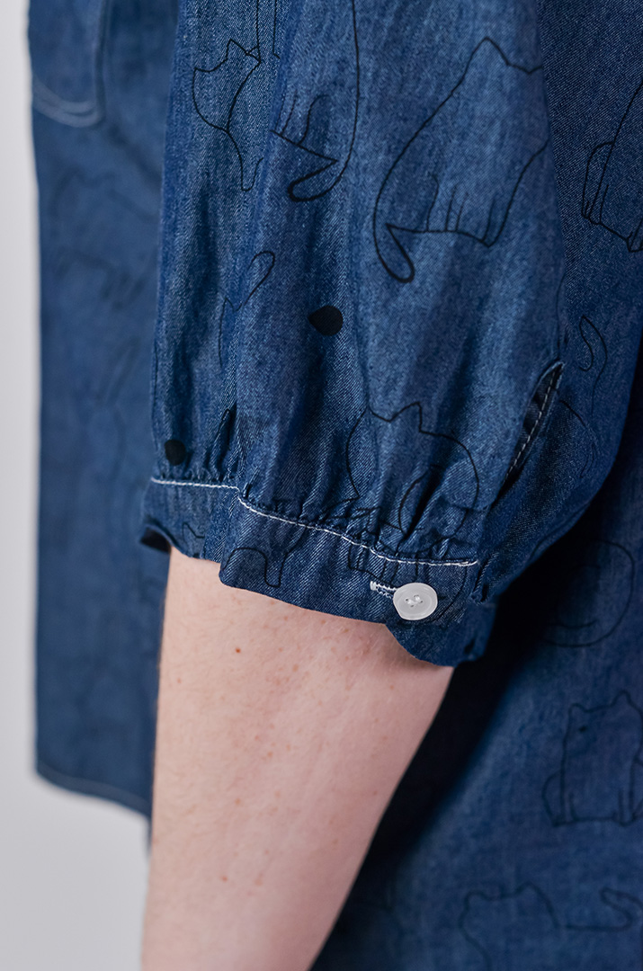 Блуза в синьому кольорі з декоративним принтом великих розмірів