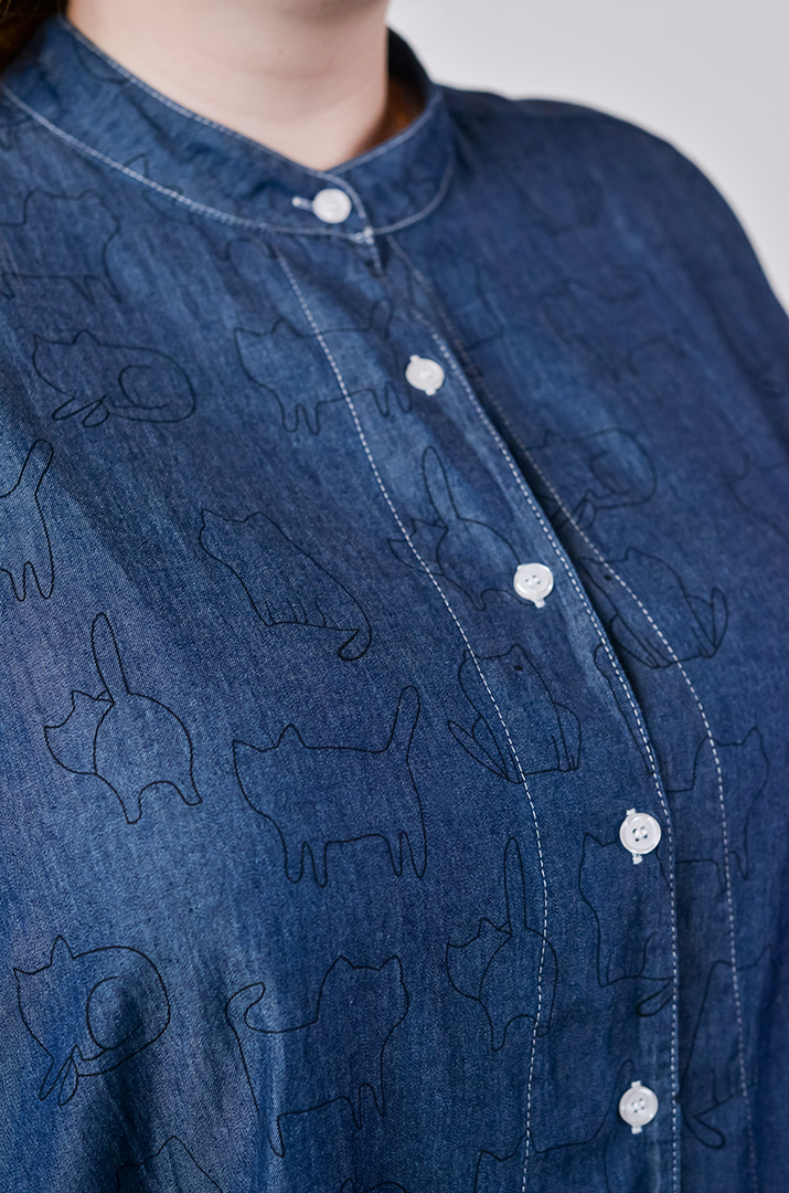 Блуза в синьому кольорі з декоративним принтом великих розмірів
