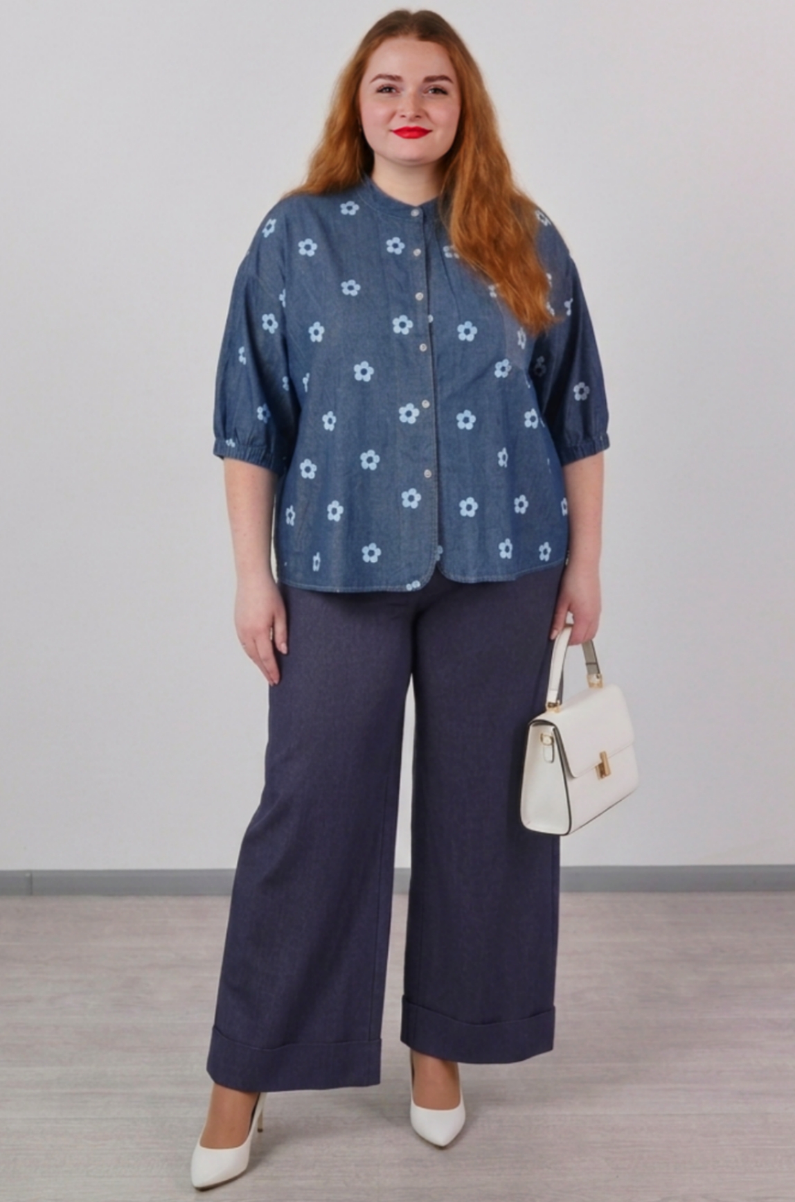 Блуза в синьому кольорі з декоративним принтом великих розмірів