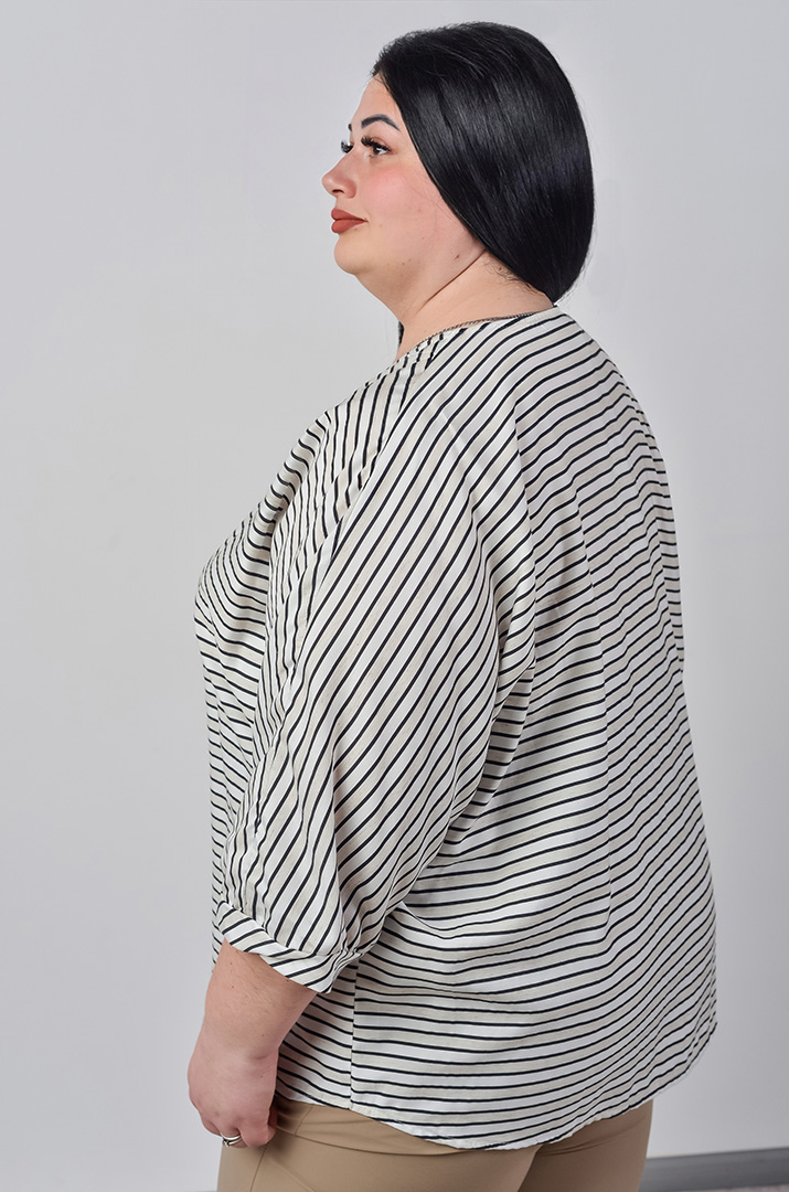 Елегантна блуза в смужку з рушами великих розмірів
