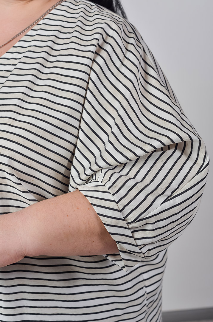 Елегантна блуза в смужку з рушами великих розмірів