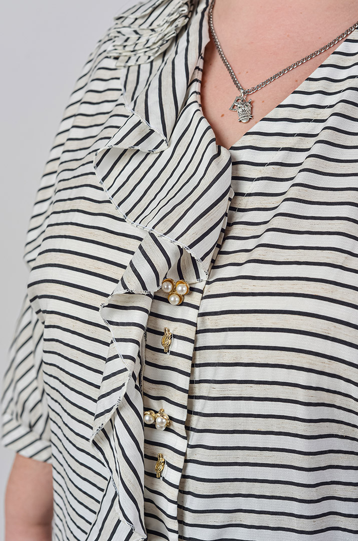 Елегантна блуза в смужку з рушами великих розмірів