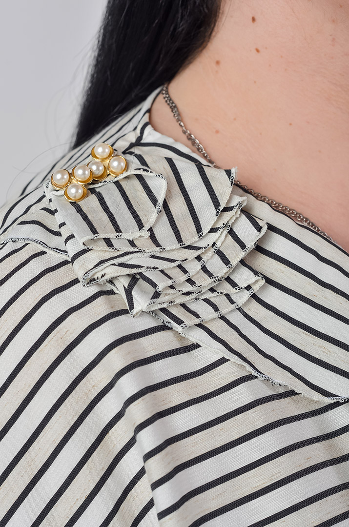 Елегантна блуза в смужку з рушами великих розмірів