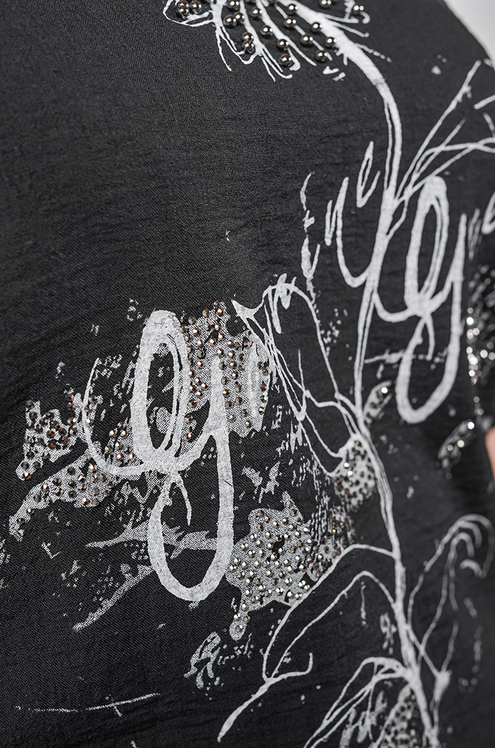 Блуза довга з квітковим мотивом та камінцями великих розмірів