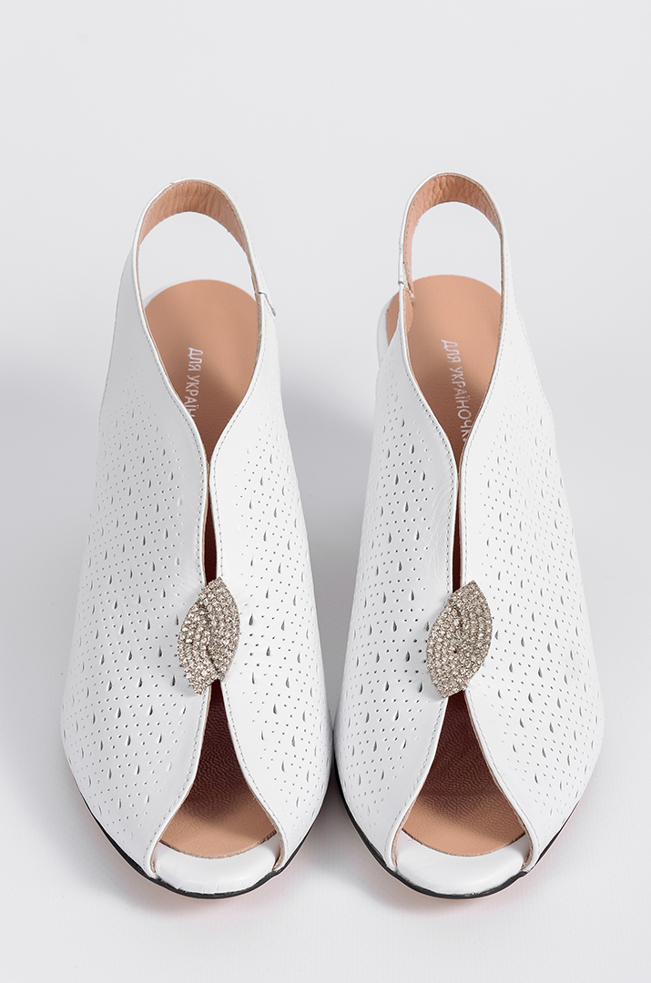 Босоніжки білі на підборах з прикрасою великих розмірів