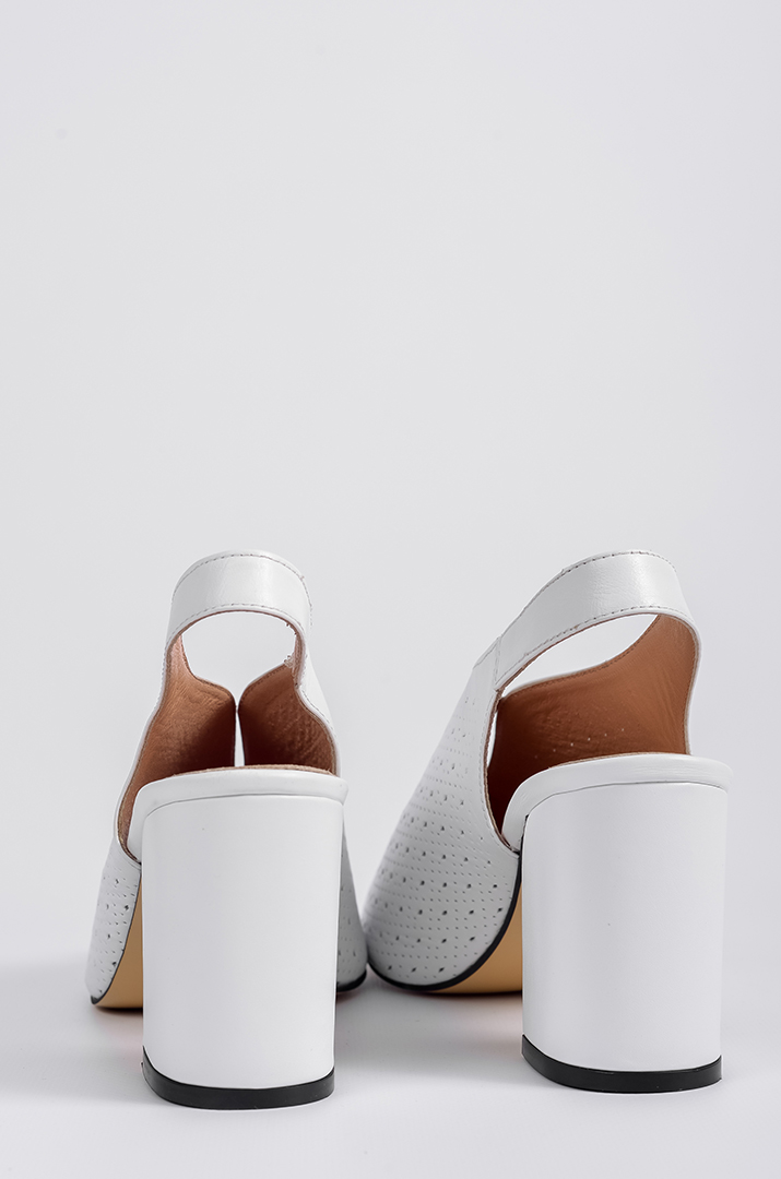 Босоніжки білі на підборах з прикрасою великих розмірів