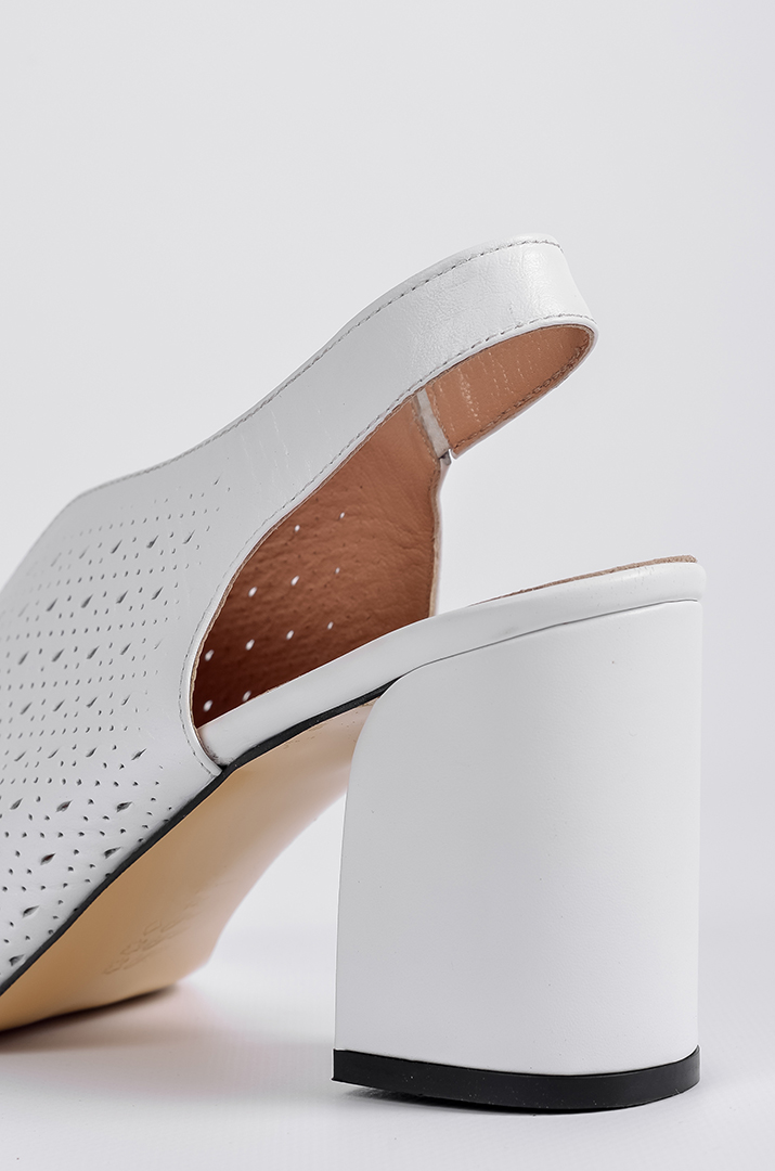 Босоніжки білі на підборах з прикрасою великих розмірів