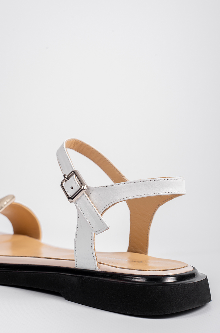 Босоніжки білі з прикрасою зі стразами великих розмірів