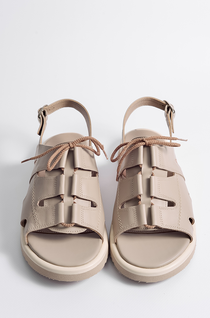 Босоніжки кольору візон на низькій танкетці великих розмірів