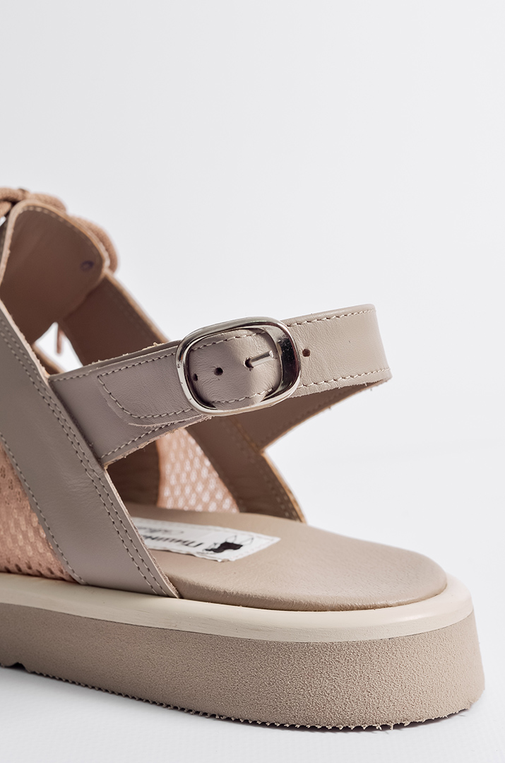 Босоніжки кольору візон на низькій танкетці великих розмірів