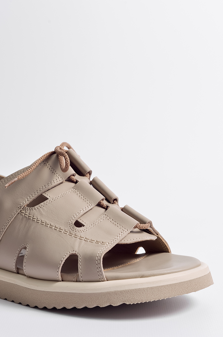 Босоніжки кольору візон на низькій танкетці великих розмірів