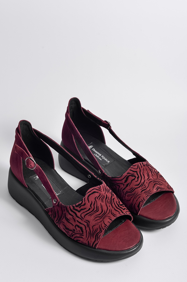 Босоніжки бордового кольору на танкетці великих розмірів