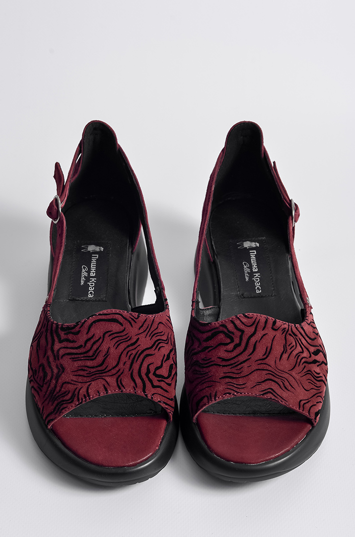 Босоніжки бордового кольору на танкетці великих розмірів