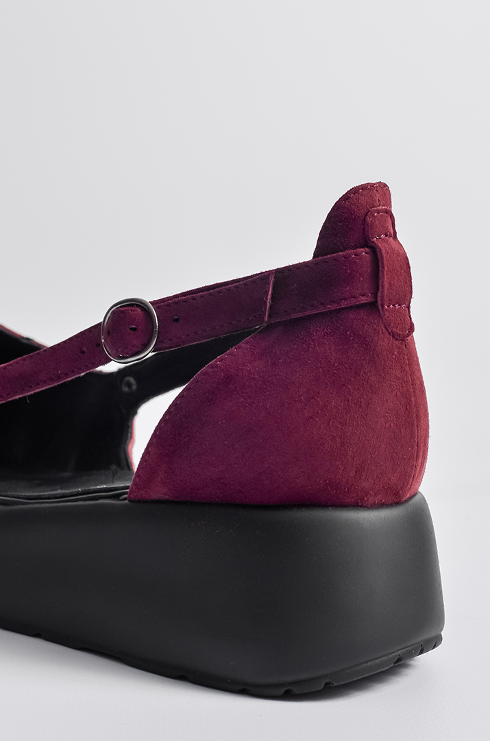 Босоніжки бордового кольору на танкетці великих розмірів