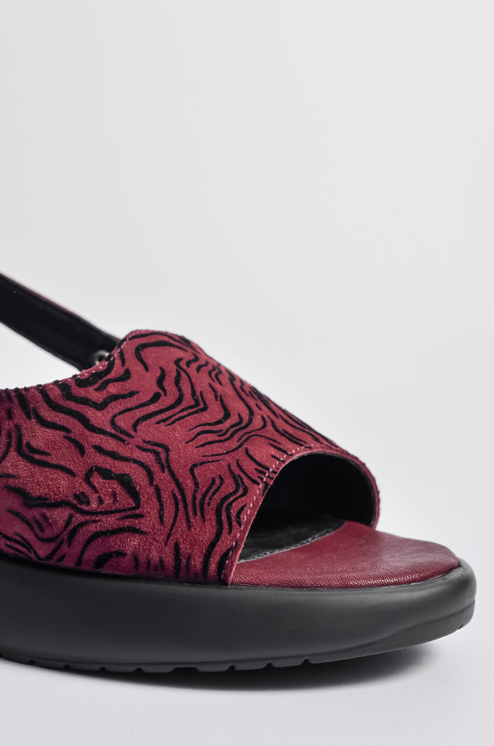 Босоніжки бордового кольору на танкетці великих розмірів