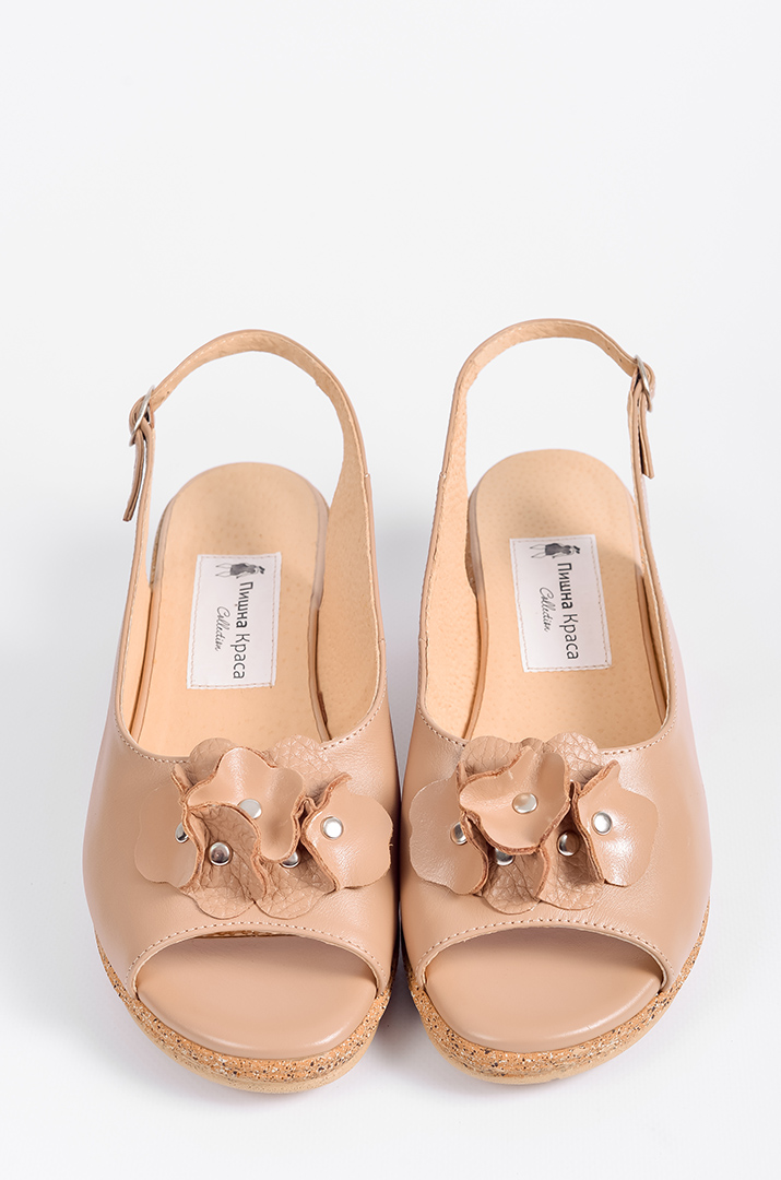 Босоніжки в бежевому кольорі на танкетці великих розмірів