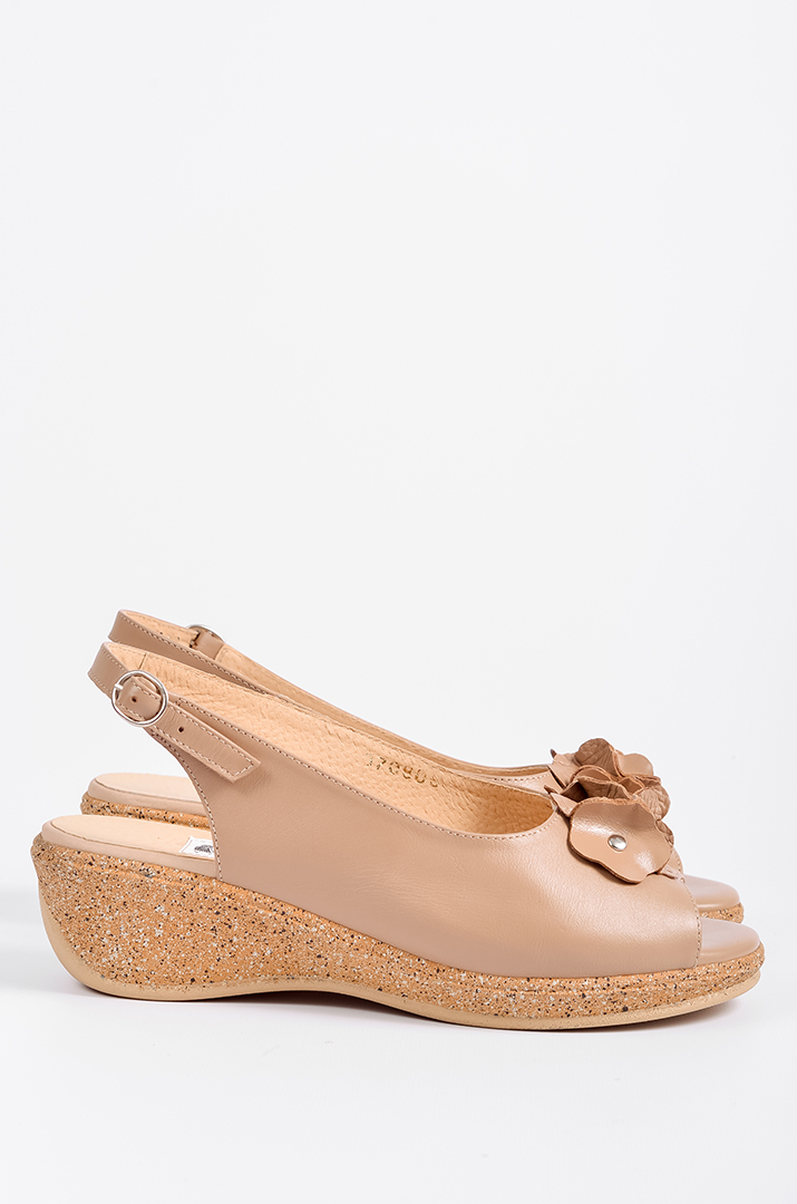 Босоніжки в бежевому кольорі на танкетці великих розмірів