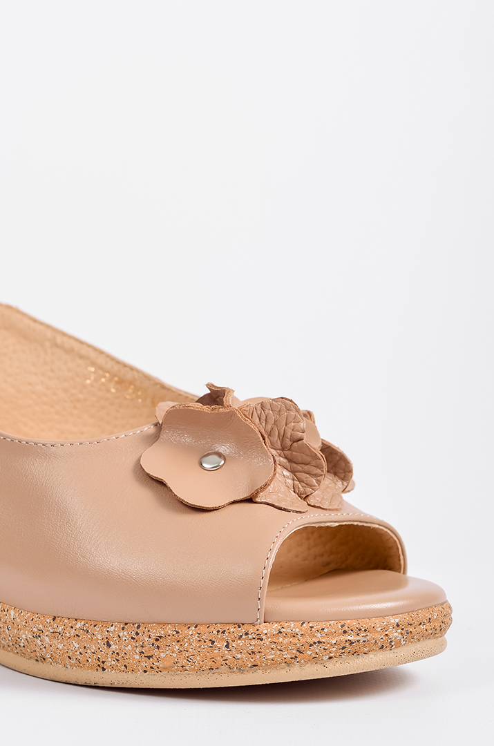 Босоніжки в бежевому кольорі на танкетці великих розмірів