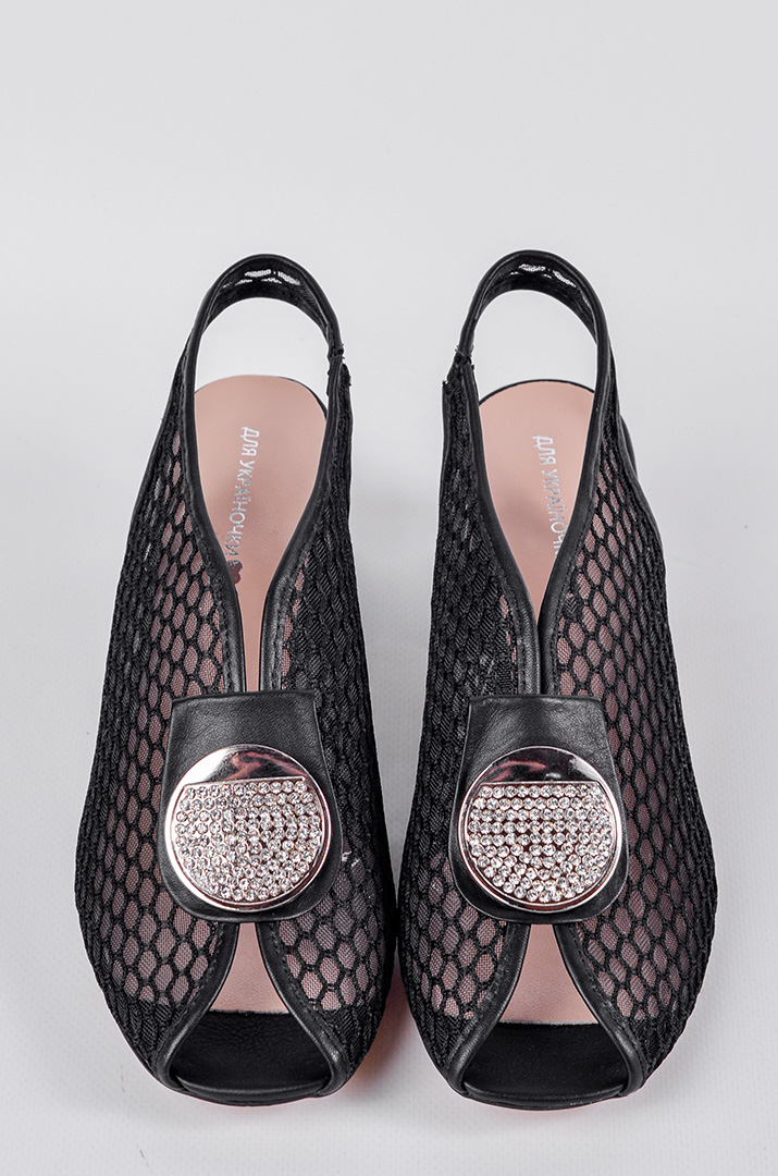 Босоніжки з сітчастим верхом та декором зі стразами великих розмірів