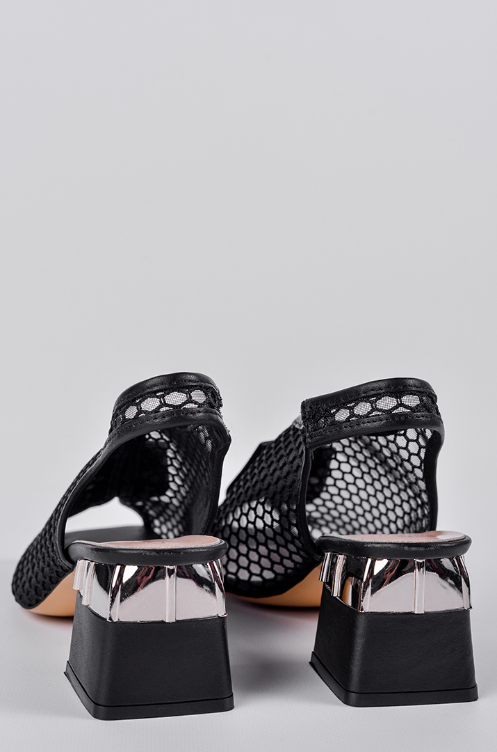 Босоніжки з сітчастим верхом та декором зі стразами великих розмірів