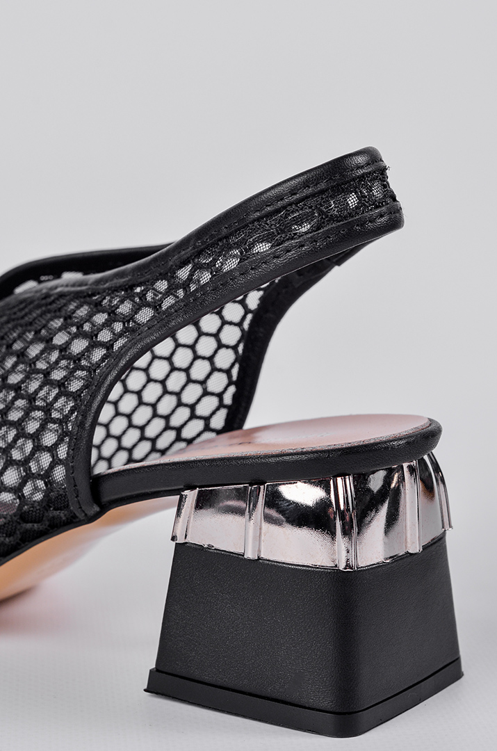 Босоніжки з сітчастим верхом та декором зі стразами великих розмірів