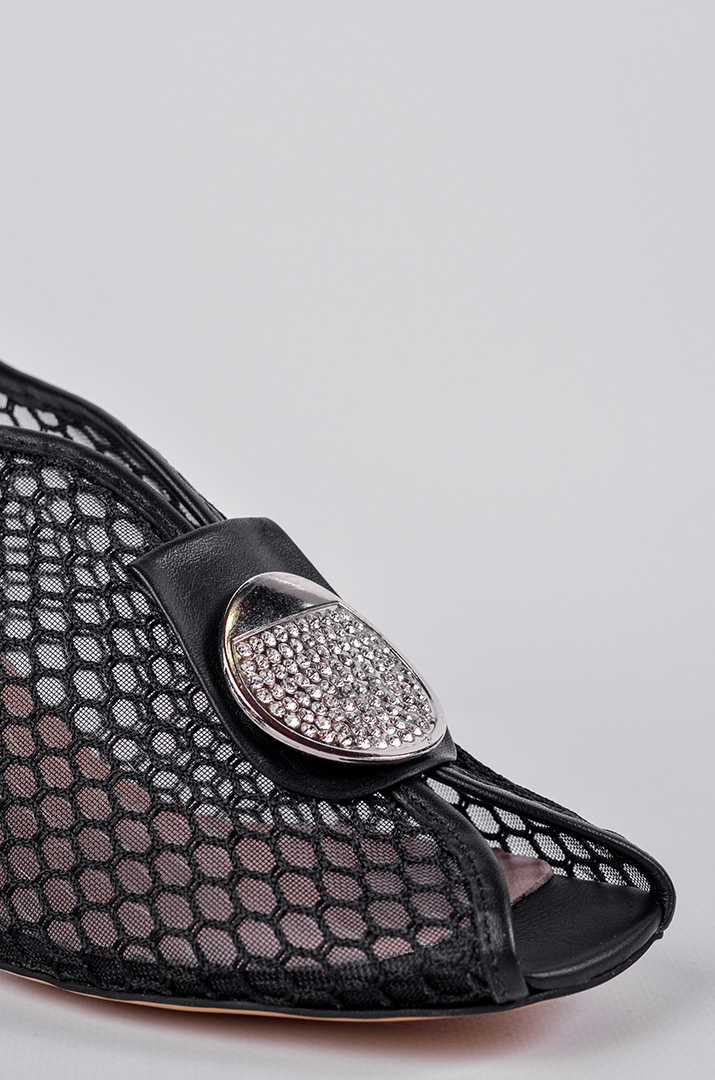 Босоніжки з сітчастим верхом та декором зі стразами великих розмірів