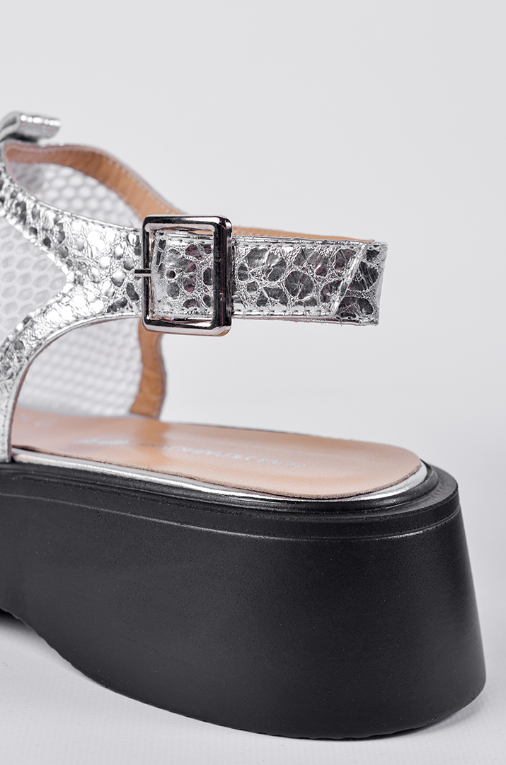 Босоніжки на невисокій танкетці з сітчастим верхом великих розмірів