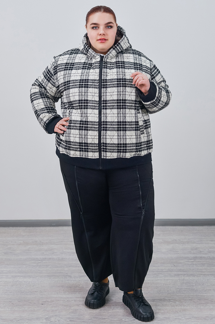 Бомбер з принтом в клітинку та з капюшоном великих розмірів