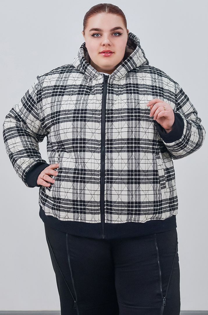 Бомбер з принтом в клітинку та з капюшоном великих розмірів