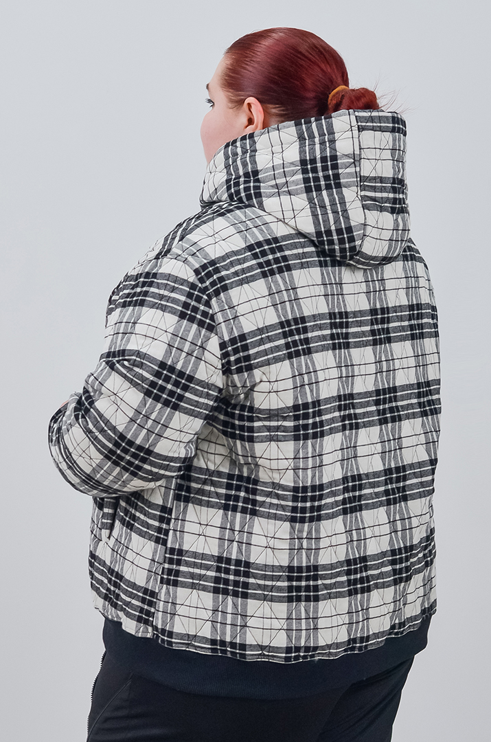 Бомбер з принтом в клітинку та з капюшоном великих розмірів