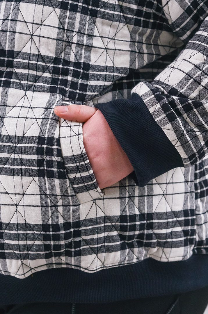 Бомбер з принтом в клітинку та з капюшоном великих розмірів