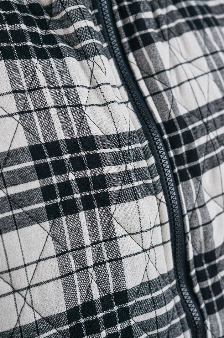 Бомбер з принтом в клітинку та з капюшоном великих розмірів