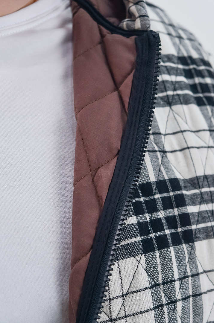 Бомбер з принтом в клітинку та з капюшоном великих розмірів