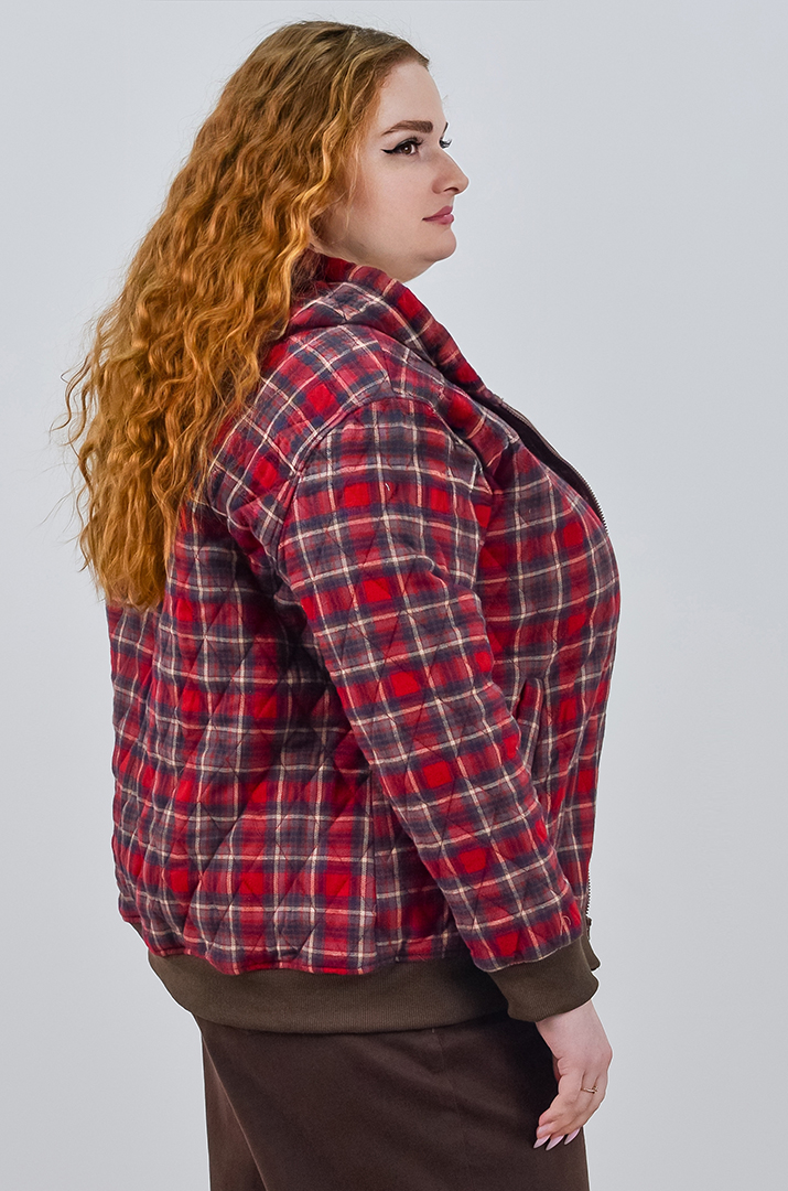 Бомбер з принтом в клітинку та з капюшоном великих розмірів