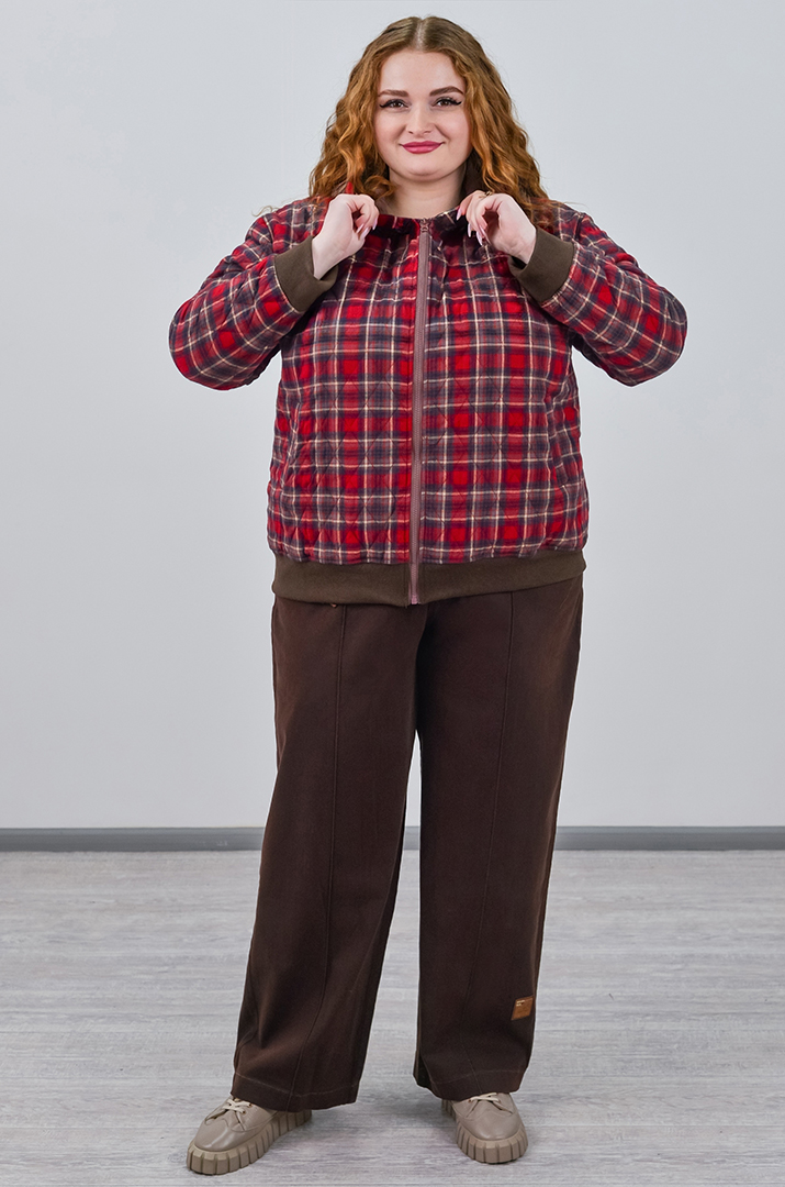 Бомбер з принтом в клітинку та з капюшоном великих розмірів