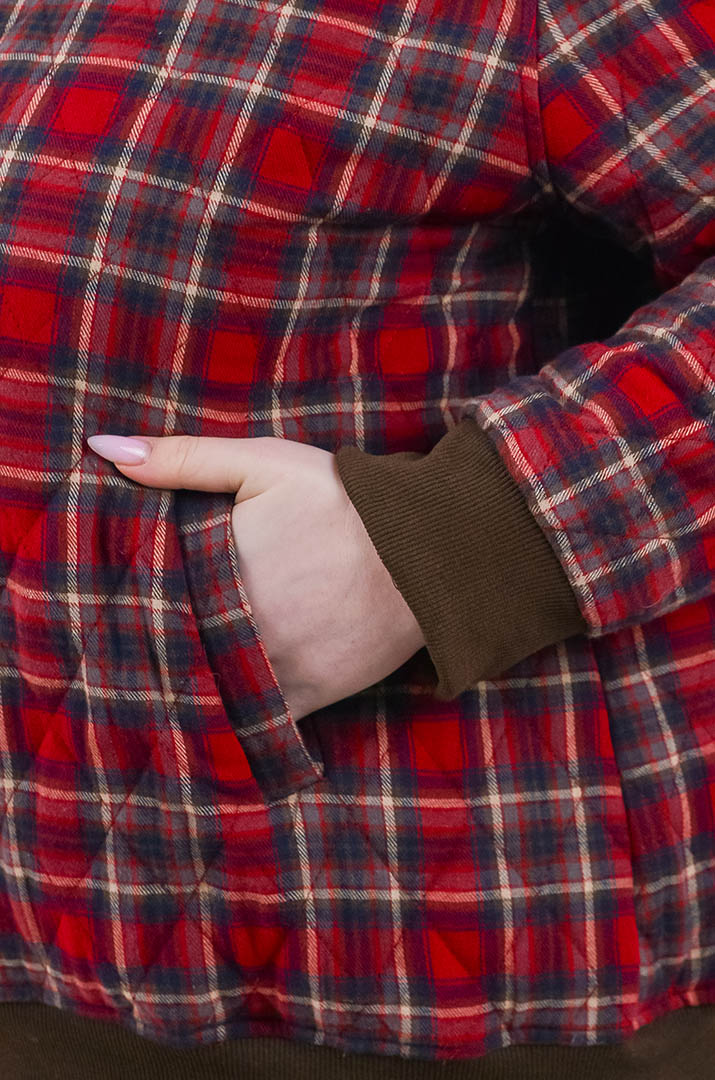 Бомбер з принтом в клітинку та з капюшоном великих розмірів