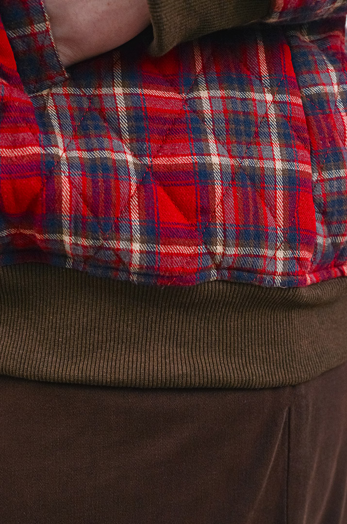 Бомбер з принтом в клітинку та з капюшоном великих розмірів