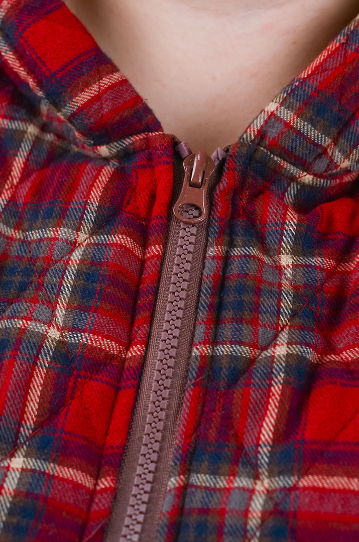 Бомбер з принтом в клітинку та з капюшоном великих розмірів