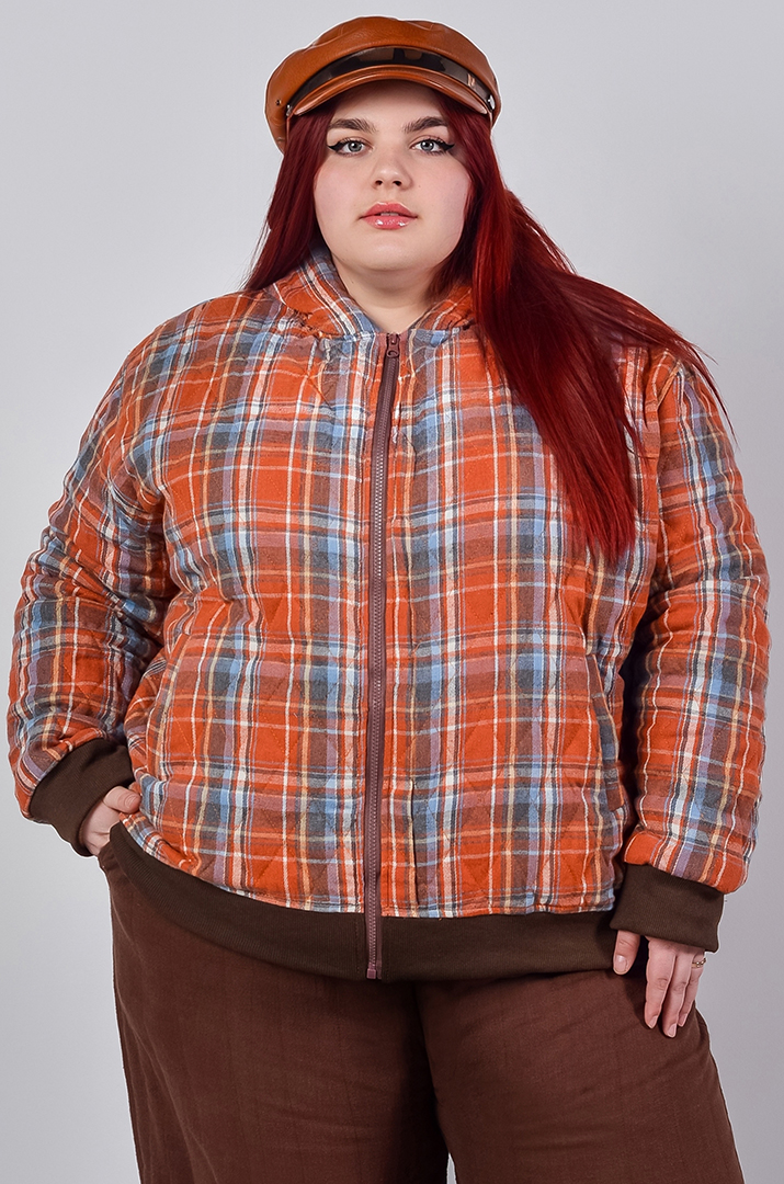 Бомбер з принтом в клітинку та з капюшоном великих розмірів