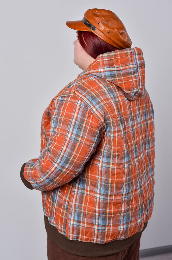 Бомбер з принтом в клітинку та з капюшоном великих розмірів